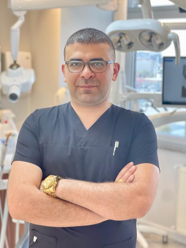 د. عبد الرحمن أوزتورك، طبيب أسنان، في عيادة Taksim Clinics في بي أوغلو، إسطنبول